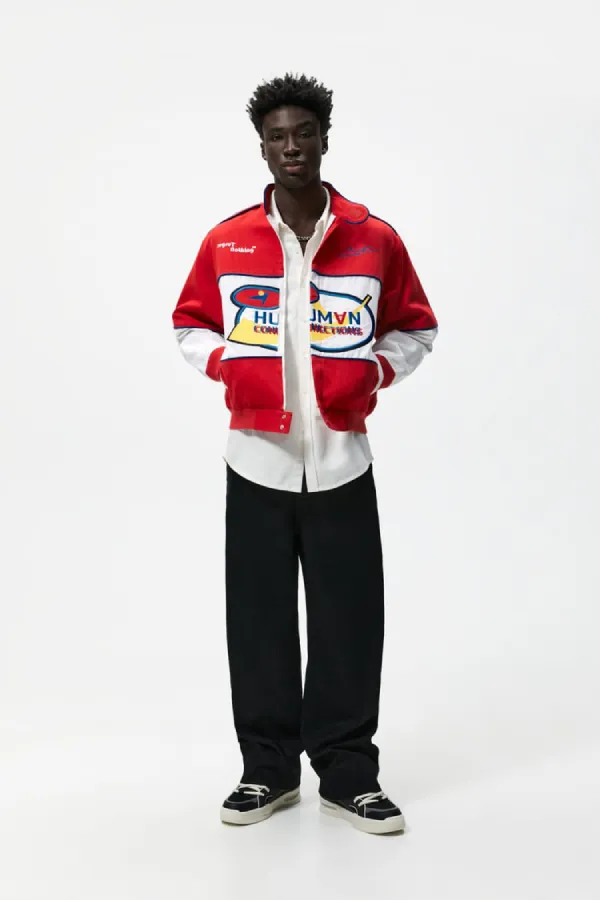 ชายหนุ่มใส่เสื้อแจ็กเก็ตปักลาย ชายหนุ่มใส่เสื้อแจ็กเก็ตปักลาย