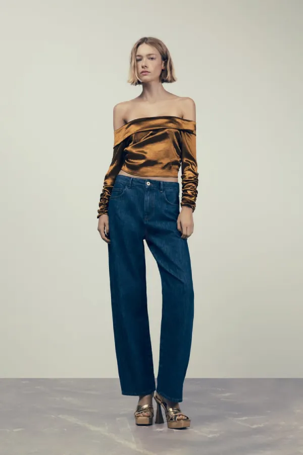 หญิงสาวใส่เสื้อเสื้อผ้าซาตินเอวลอย หญิงสาวใส่เสื้อเสื้อผ้าซาตินเอวลอย