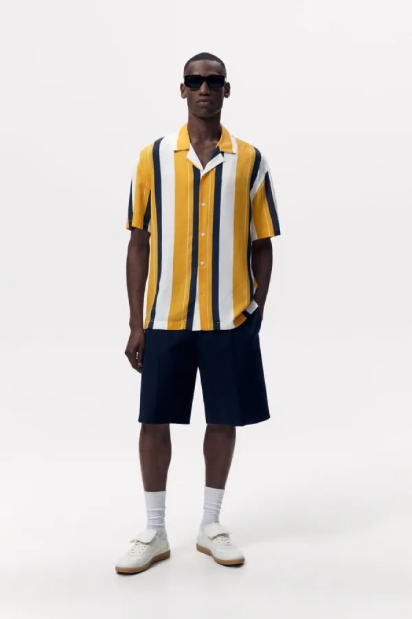 ชายหนุ่มใส่เสื้อเสื้อเชิ้ตลายทาง ชายหนุ่มใส่เสื้อเสื้อเชิ้ตลายทาง