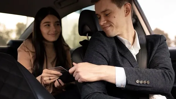 ยื่นบัตรเครดิตให้คนขับรถ