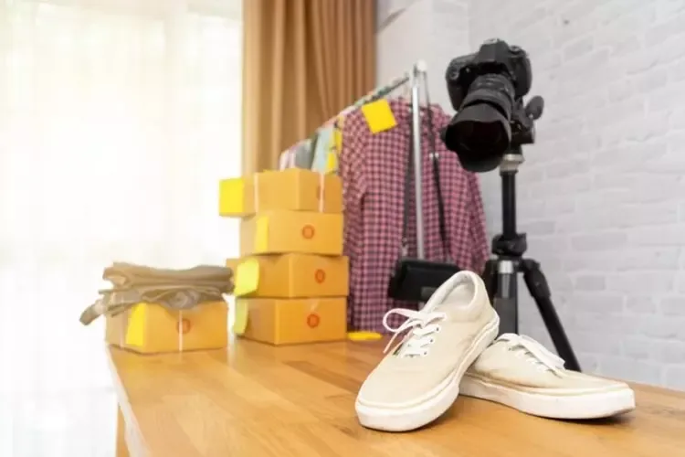 ถ่ายรูปรองเท้าเพื่อโพสต์ขายออนไลน์ ถ่ายรูปรองเท้าเพื่อโพสต์ขายออนไลน์