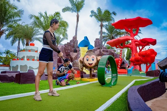 คนกำลังตีกอล์ฟ