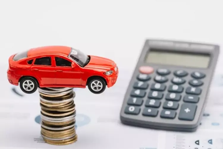 รถของเล่นทับกองเหรียญอยู่ข้างเครื่องคิดเลข รถของเล่นทับกองเหรียญอยู่ข้างเครื่องคิดเลข