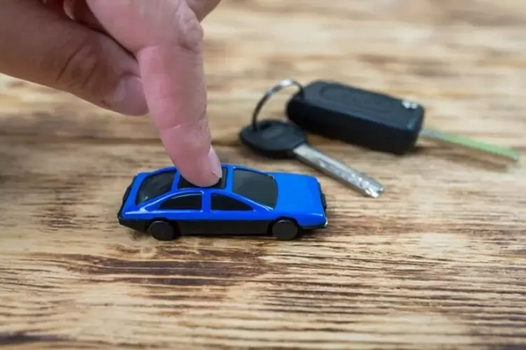 รถของเล่นในมือ กุญแจรถบนโต๊ะ รถของเล่นในมือ กุญแจรถบนโต๊ะ