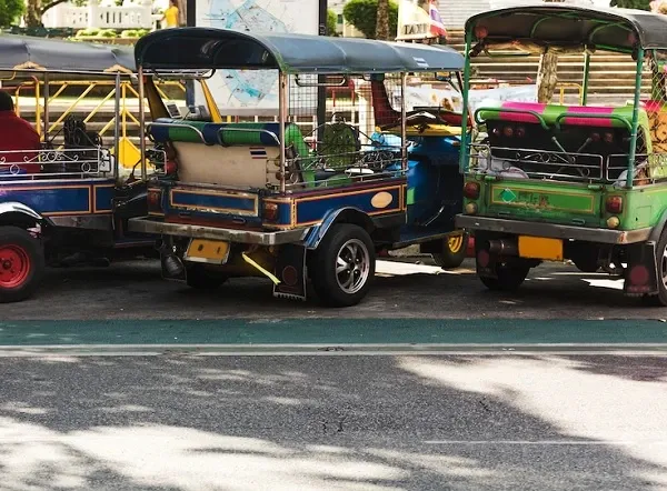 รถตุ๊ก ๆ รถตุ๊ก ๆ