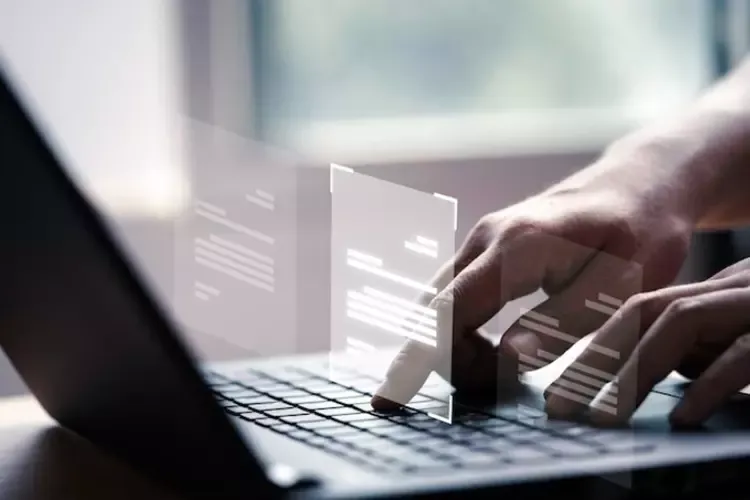 ผู้ชายกำลังใช้โน้ตบุ๊กค้นหาข้อมูล ผู้ชายกำลังใช้โน้ตบุ๊กค้นหาข้อมูล