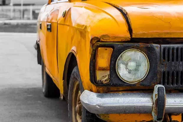 ด้านหน้ารถยนต์เป็นสนิม