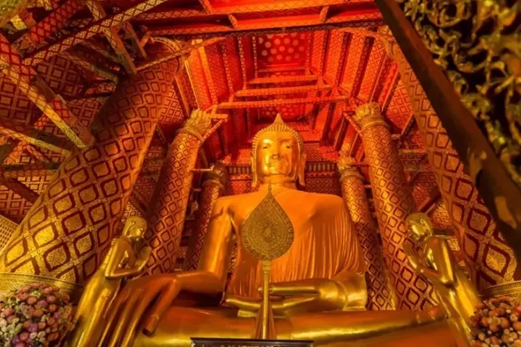 หลวงพ่อโต ภายในอุโบสถวัดพนัญเชิงวรวิหาร 