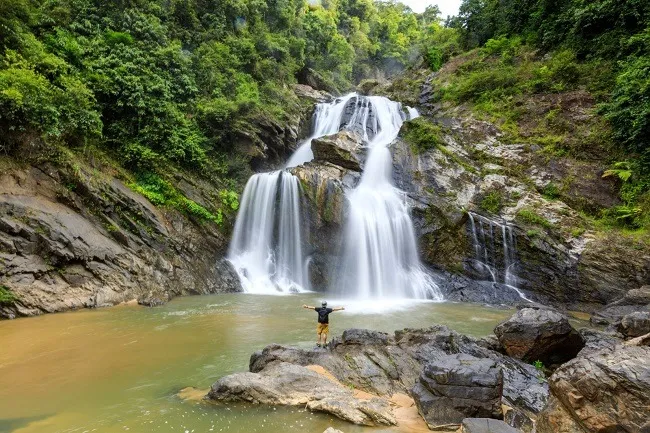 คนยืนอยู่ที่น้ำตกกรุงชิง คนยืนอยู่ที่น้ำตกกรุงชิง