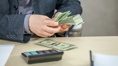 คนกำลังนับธนบัตร