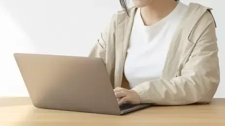 ผู้หญิงใช้แล็ปท็อปที่บ้าน