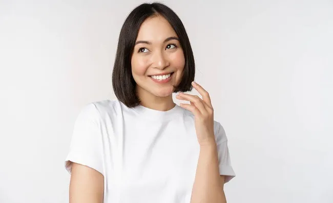 ผู้หญิงสวมเสื้อสีขาว