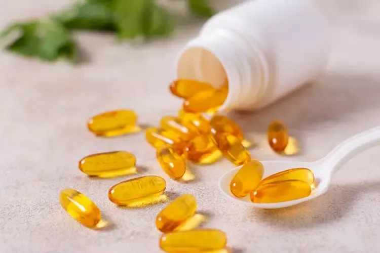 ยาเม็ดสีเหลืองอยู่บนโต๊ะสีขาว ยาเม็ดสีเหลืองอยู่บนโต๊ะสีขาว