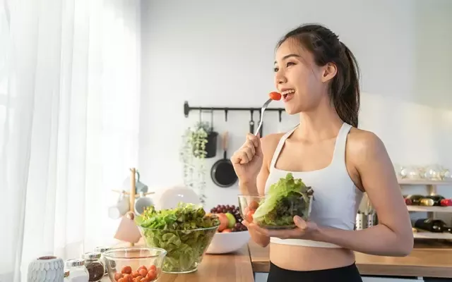 ผู้หญิงรับประทานอาหารเพื่อสุขภาพ ผู้หญิงรับประทานอาหารเพื่อสุขภาพ