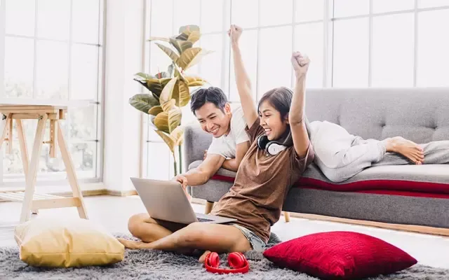 คู่รักมีความสุขกับการช้อปปิ้งออนไลน์ คู่รักมีความสุขกับการช้อปปิ้งออนไลน์