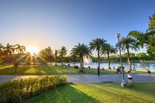 คนกำลังออกกำลังกายที่สวนจตุจักร คนกำลังออกกำลังกายที่สวนจตุจักร