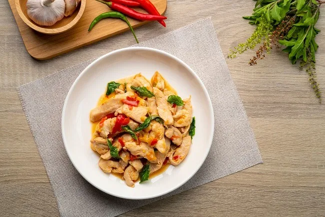 เมนูผัดผัดกะเพราอกไก่