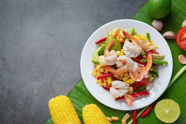 เมนูส้มตำข้าวโพดใส่กุ้งสุก