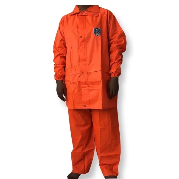 คนสวมชุดกันฝนแบรนด์ Danko