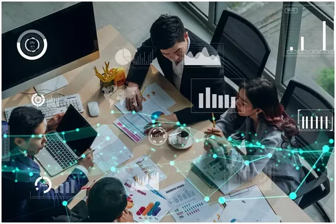 พนักงานกำลังประชุมวางแผนงาน