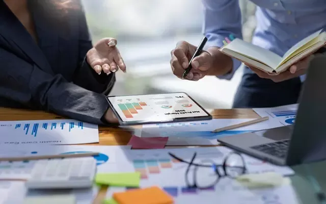 กลุ่มนักธุรกิจกำลังวิเคราะห์ข้อมูลทางการตลาด