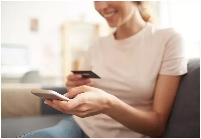 ผู้หญิงกำลังชำระค่าสินค้าผ่านสมาร์ทโฟน