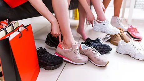 ผู้หญิงกำลังใส่รองเท้า