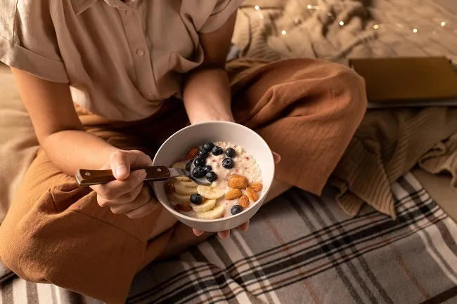 ผู้หญิงกำลังกิน Overnight Oatmeal