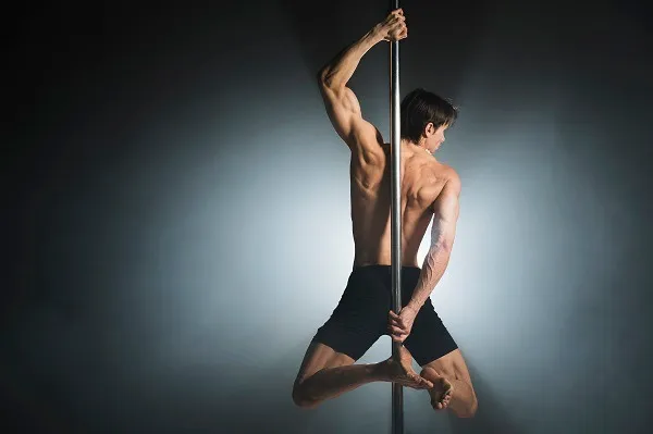 ผู้ชายกำลังเต้น Pole Dance