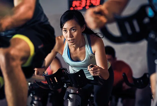 คนกำลังปั่นจักรยานในร่ม