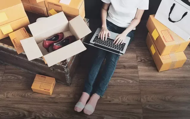 ผู้หญิงใช้แล็ปท็อปขายสินค้าออนไลน์