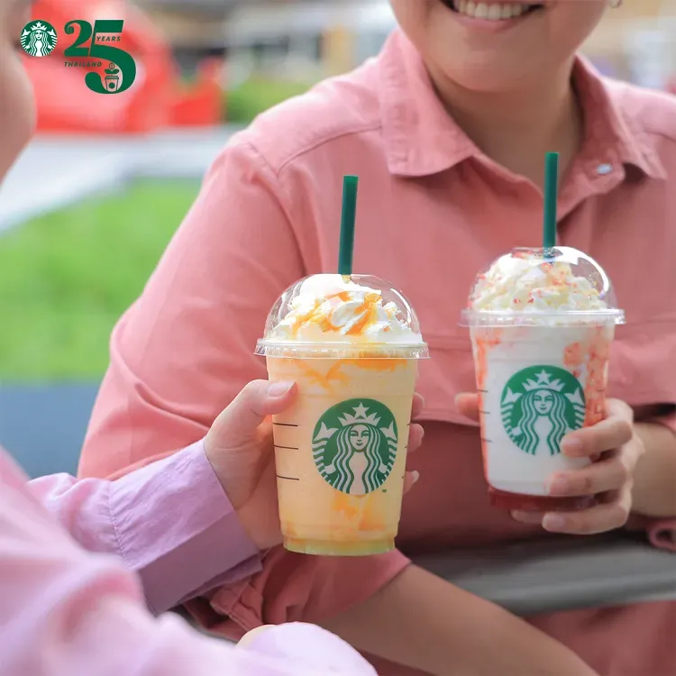 คนถือแก้วเครื่องดื่มสตาร์บัคส์