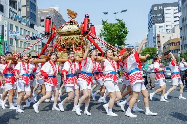 งานแห่เทพเจ้าทั้งทางบกและทางน้ำ