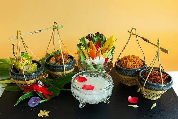 ข้าวแช่และเครื่องเคียง โรงแรม The Berkeley Hotel Pratunam 