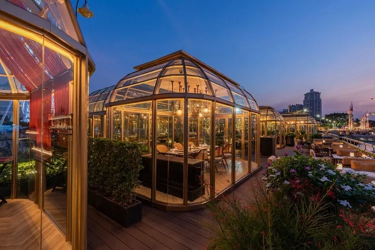 ร้าน The Crystal Grill House