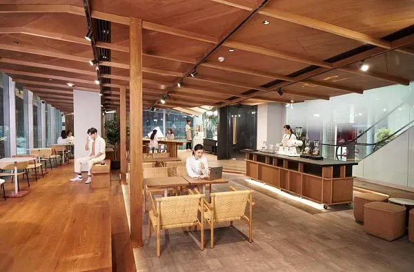 คนนั่งในร้านกาแฟ True Coffee