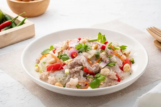 เมนูยำวุ้นเส้นหมูสับ