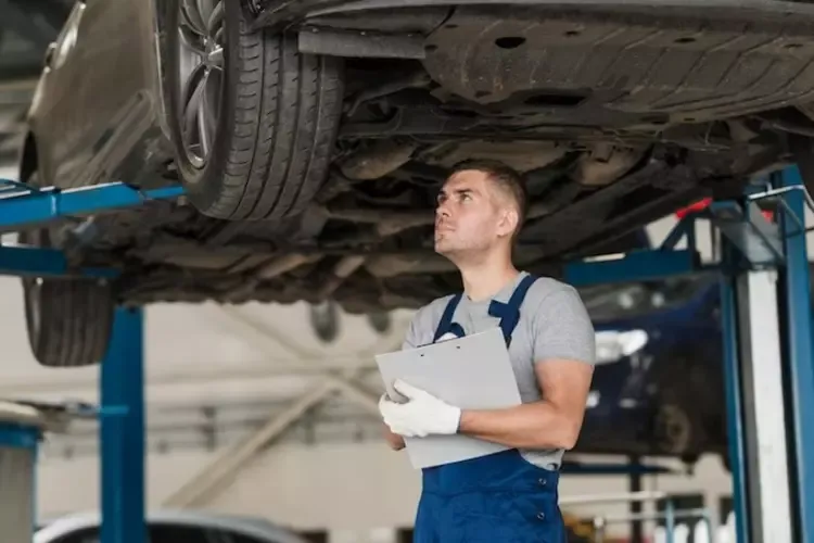 ผู้ชายกำลังตรวจเช็กสภาพรถ ผู้ชายกำลังตรวจเช็กสภาพรถ