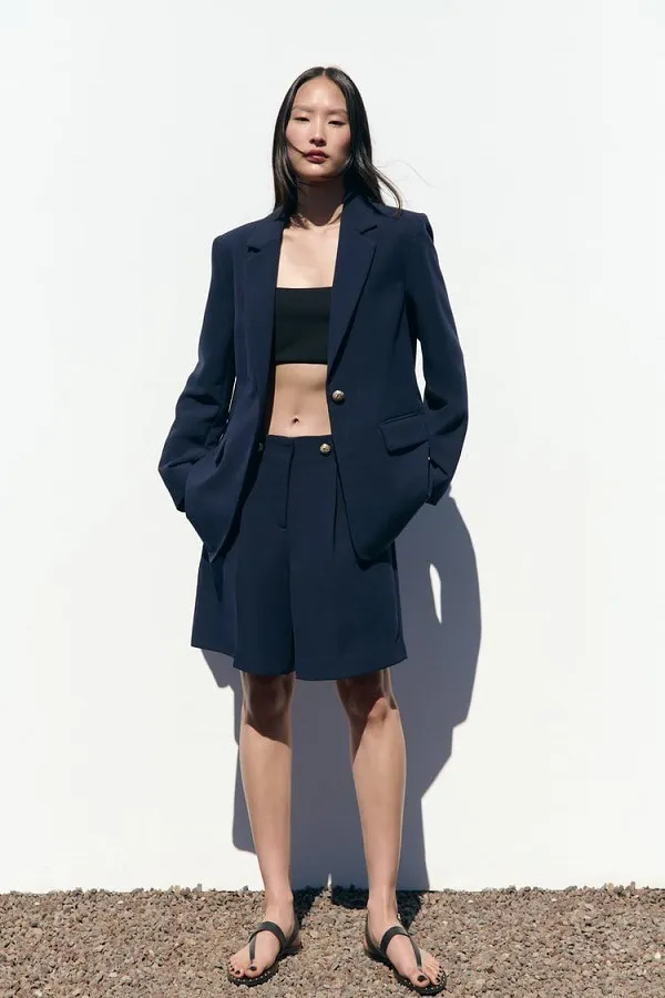 ผู้หญิงสวมเสื้อเบลเซอร์