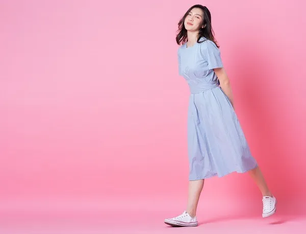 ผู้หญิงสวมชุดเดรส