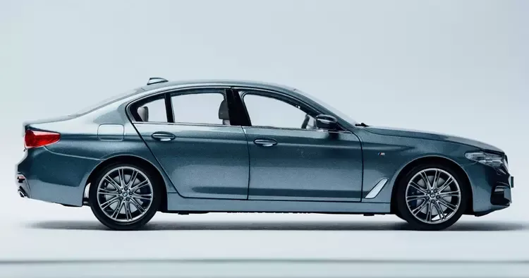 รถยนต์สีน้ำเงิน 