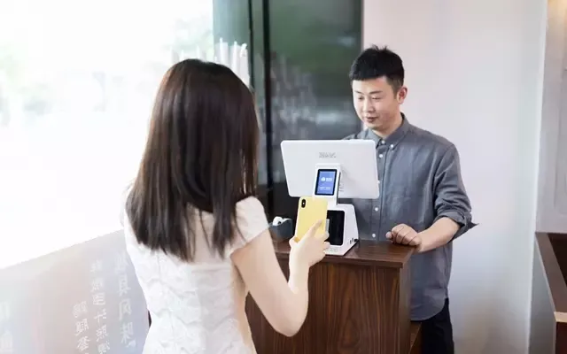 เจ้าของธุรกิจกำลังให้บริการลูกค้า เจ้าของธุรกิจกำลังให้บริการลูกค้า