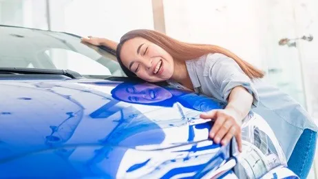 ผู้หญิงกอดรถยนต์ของตัวเอง