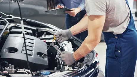 ช่างกำลังตรวจเช็กสภาพเครื่องยนต์