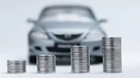 กองเหรียญวางอยู่หน้ารถ