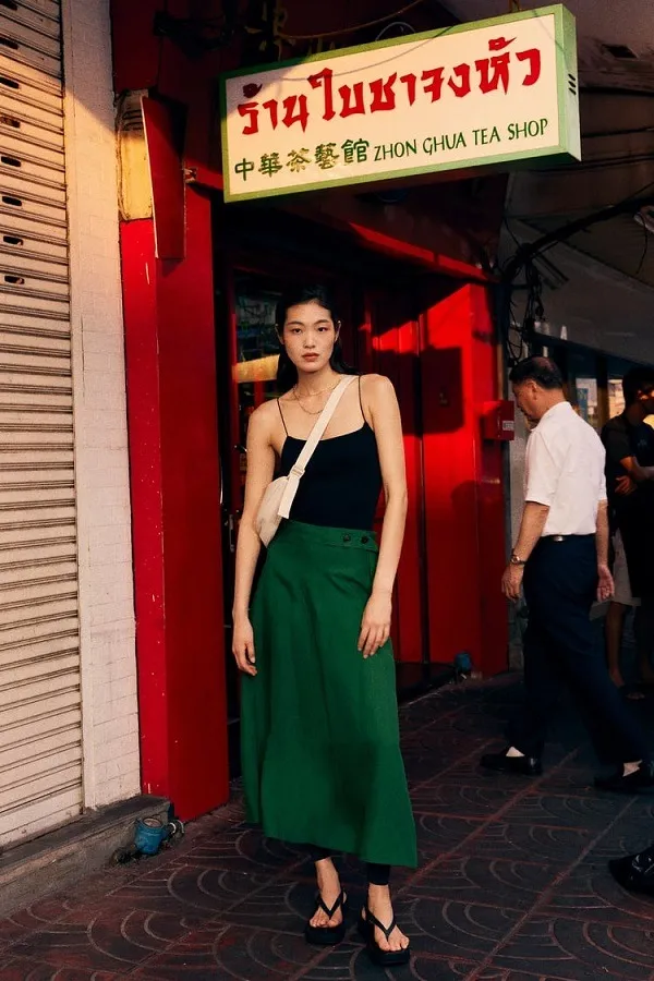 ผู้หญิงสวมกระโปรงสีเขียว