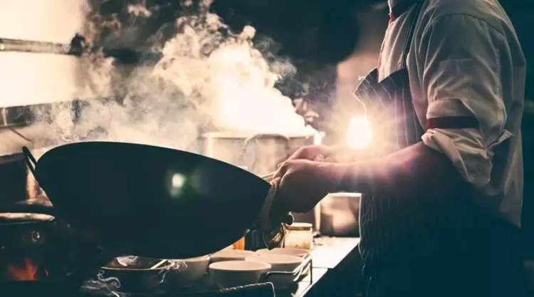 พ่อครัวกำลังทำอาหาร พ่อครัวกำลังทำอาหาร