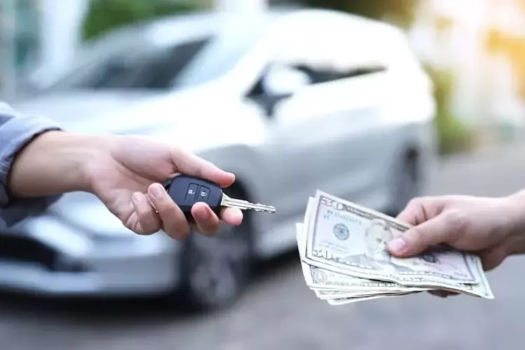 ผู้ชายสองคนกำลังแลกเงินและกุญแจรถ ผู้ชายสองคนกำลังแลกเงินและกุญแจรถ