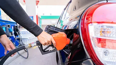 คนกำลังเติมน้ำมัน