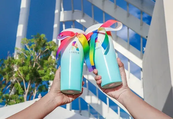 Surprise Gifts วางอยู่บนเตียง